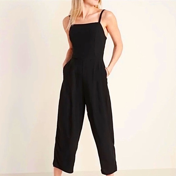 Old Navy Pants - 🌻Old Navy Wide Leg Smocked Back Capri Jumpsuit